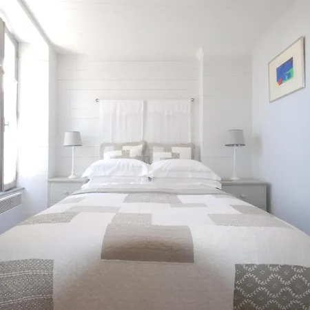 Au Coeur Du Village Apartment